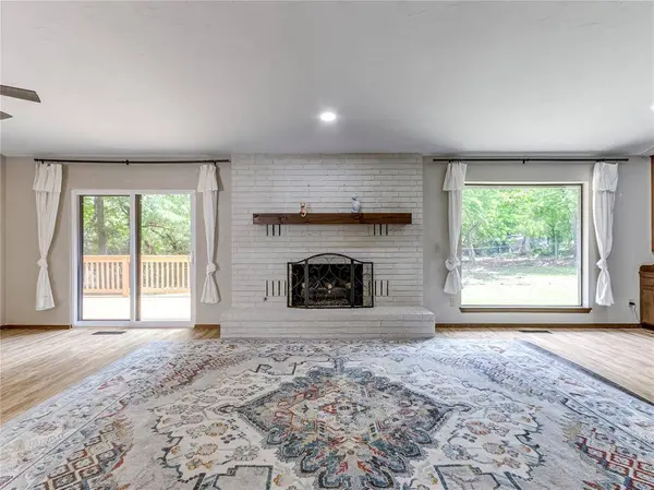 9404 Red Oak LN, Edmond, OK 73034