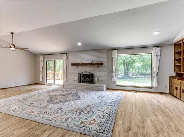 9404 Red Oak LN, Edmond, OK 73034