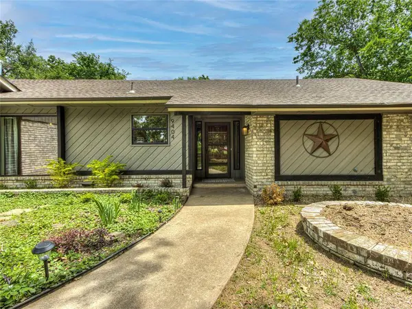 9404 Red Oak LN, Edmond, OK 73034