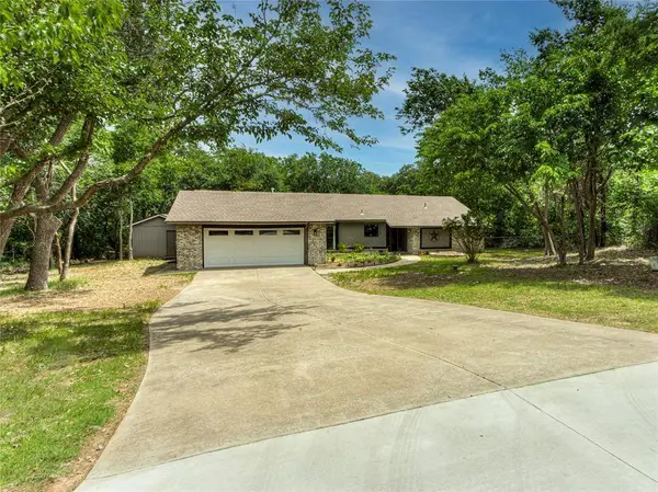 9404 Red Oak LN, Edmond, OK 73034