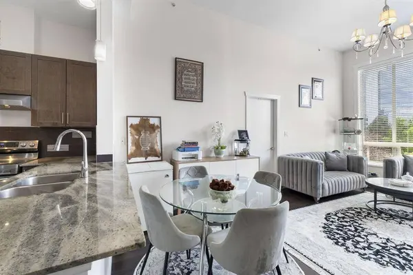 13468 King George BLVD #405, Surrey, BC V3T 0B5