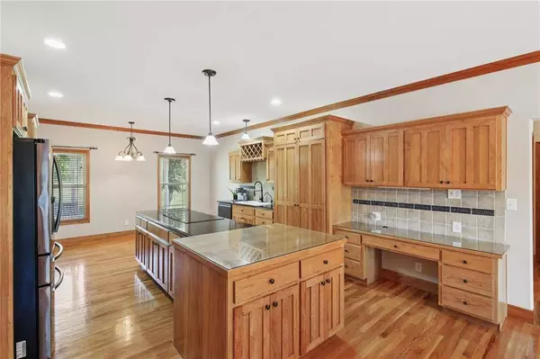 18941 Ward Pkwy, Tonganoxie, KS 66086