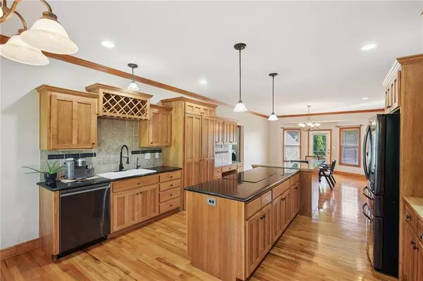 18941 Ward Pkwy, Tonganoxie, KS 66086