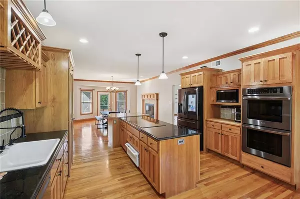 18941 Ward Pkwy, Tonganoxie, KS 66086