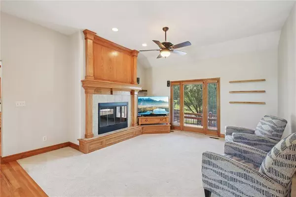 18941 Ward Pkwy, Tonganoxie, KS 66086