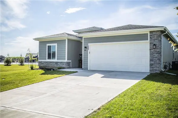 1592 Grayhawk DR, Basehor, KS 66007