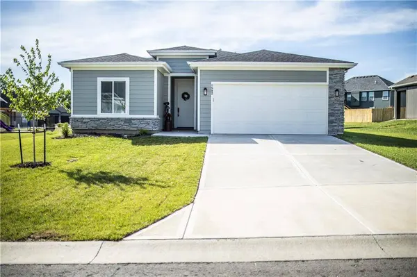 1592 Grayhawk DR, Basehor, KS 66007