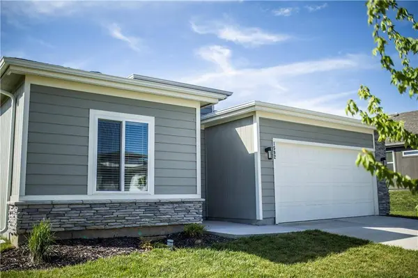 1592 Grayhawk DR, Basehor, KS 66007