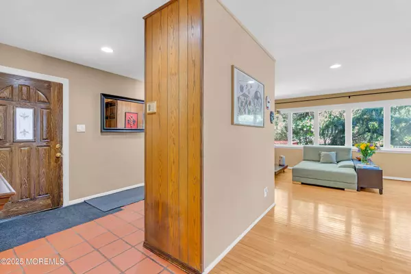 41 Livingston Lane, Manalapan, NJ 07726