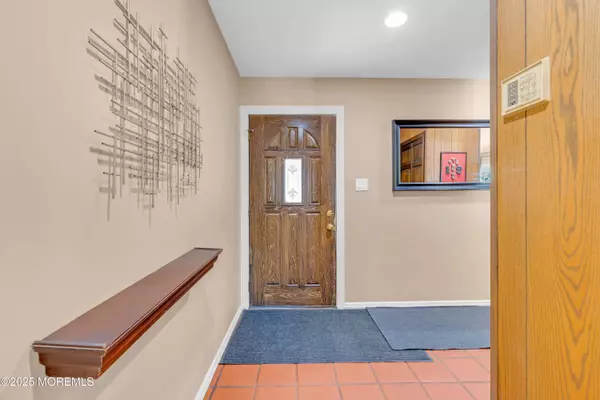 41 Livingston Lane, Manalapan, NJ 07726