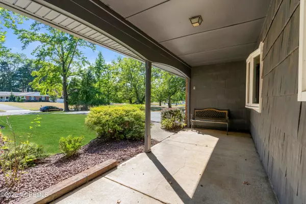 41 Livingston Lane, Manalapan, NJ 07726