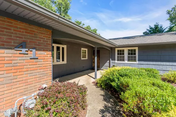 41 Livingston Lane, Manalapan, NJ 07726