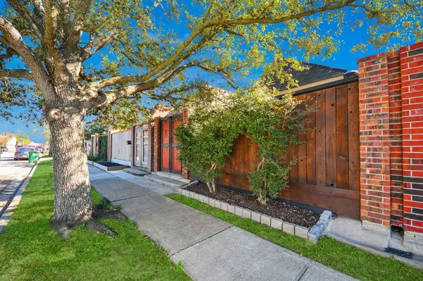 832 W 27th ST, Houston, TX 77008