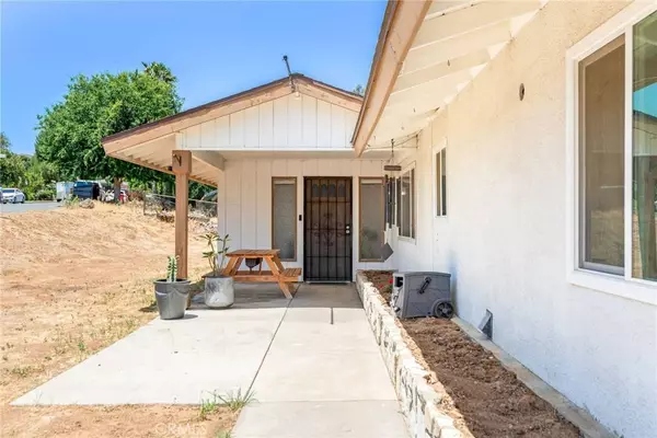 5820 Avenue Juan Bautista, Jurupa Valley, CA 92509