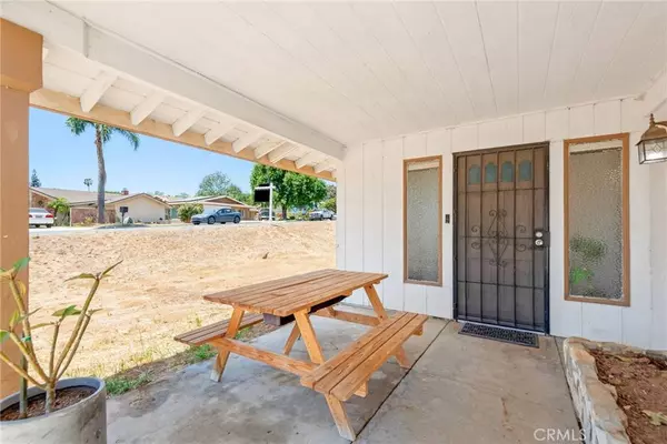 5820 Avenue Juan Bautista, Jurupa Valley, CA 92509