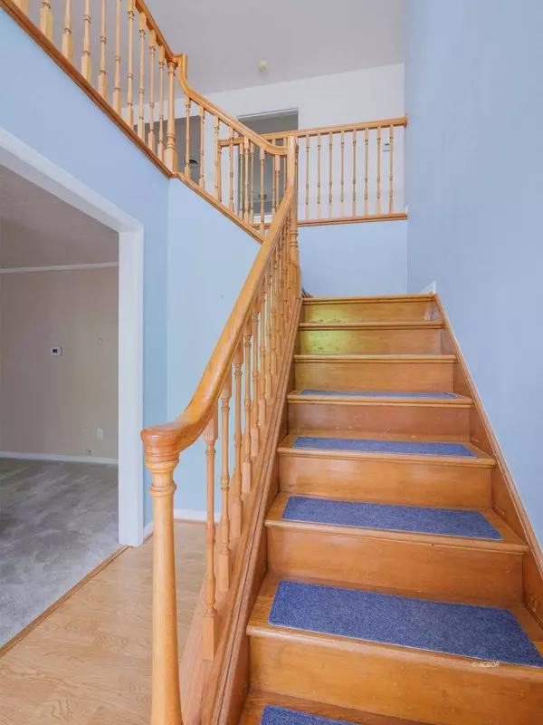 49 Canterbury Dr, Athens, OH 45701