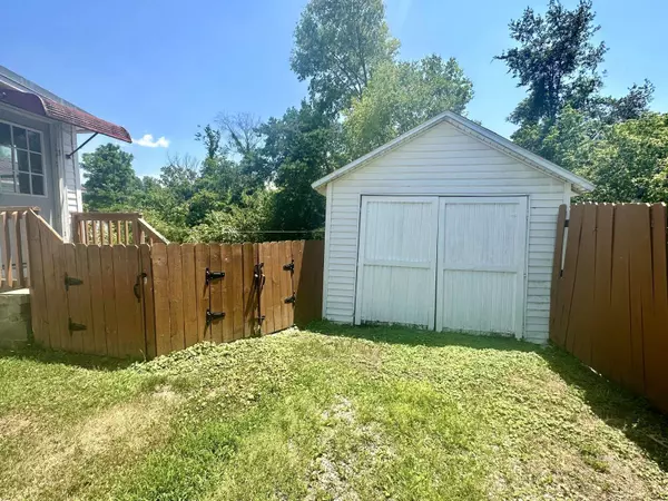 29 Hooper St, Athens, OH 45701