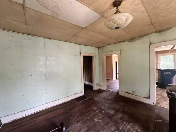 29 Hooper St, Athens, OH 45701