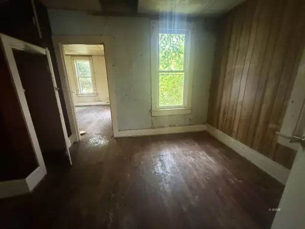 29 Hooper St, Athens, OH 45701