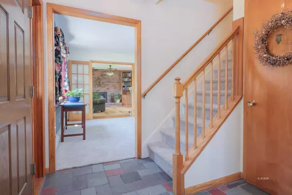 7 Robin Hill Ln, Athens, OH 45701