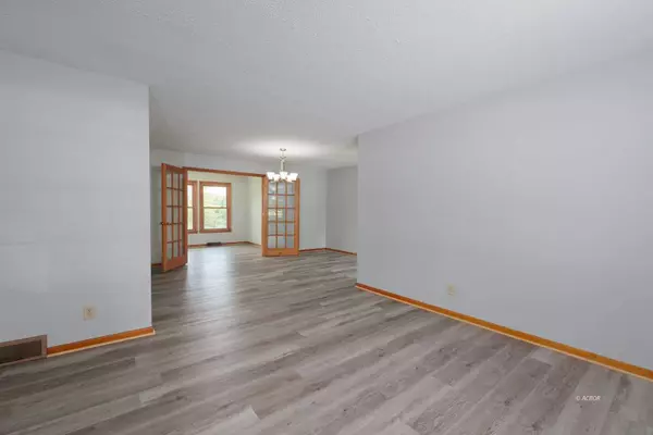 34 W Clearview Dr, Athens, OH 45701