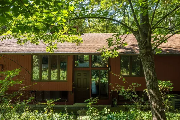 15 Angela St, Athens, OH 45701