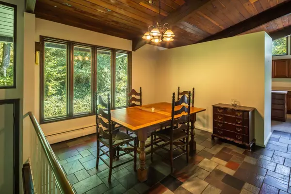 15 Angela St, Athens, OH 45701