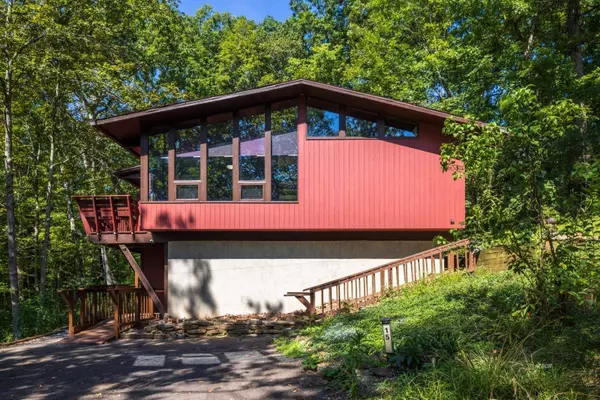 15 Angela St, Athens, OH 45701