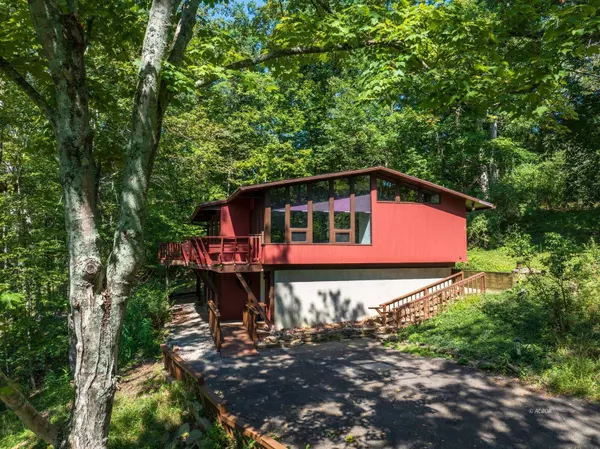 15 Angela St, Athens, OH 45701