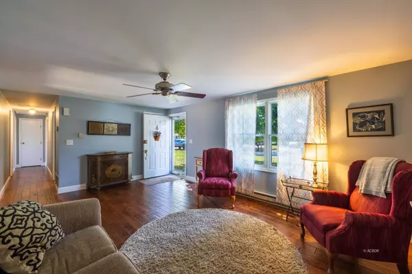 90 Main St, The Plains, OH 45780