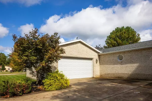 90 Main St, The Plains, OH 45780