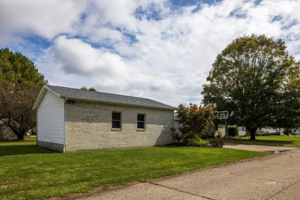 90 Main St, The Plains, OH 45780