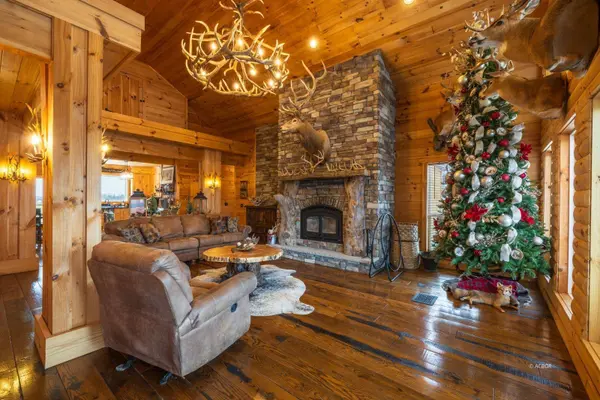 18999 River Rd, Athens, OH 45701