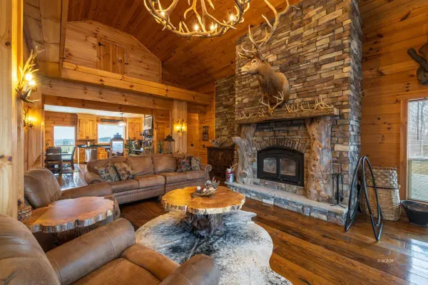 18999 River Rd, Athens, OH 45701