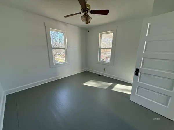 14 Hickory St, Athens, OH 45701