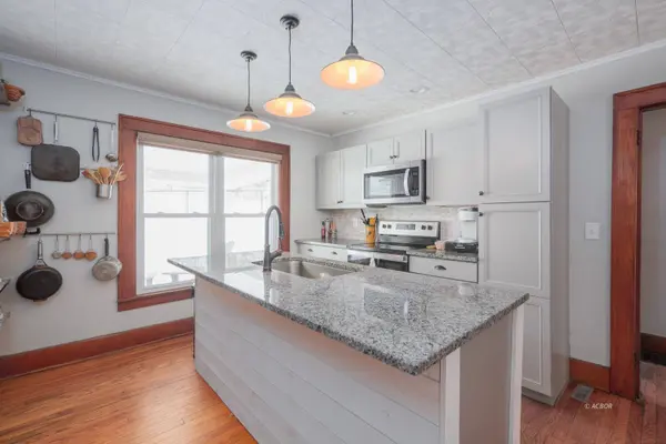8747 McLean Ln, Athens, OH 45701