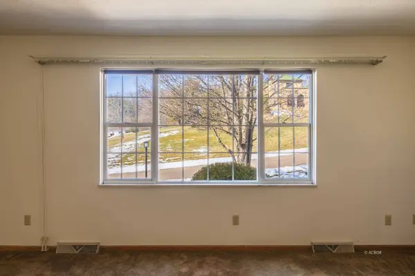 44 Strathmore Blvd, Athens, OH 45701