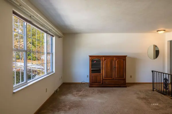 44 Strathmore Blvd, Athens, OH 45701