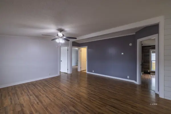 12 E Main St, Jacksonville, OH 45740