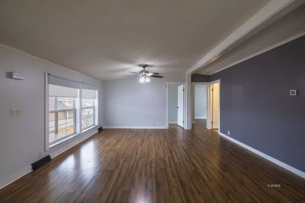 12 E Main St, Jacksonville, OH 45740