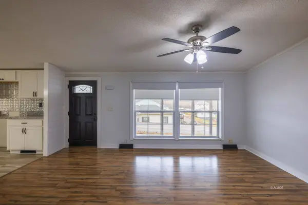 12 E Main St, Jacksonville, OH 45740