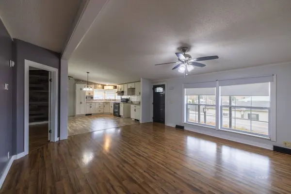 12 E Main St, Jacksonville, OH 45740