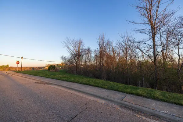 Larson's Way, Athens, OH 45701