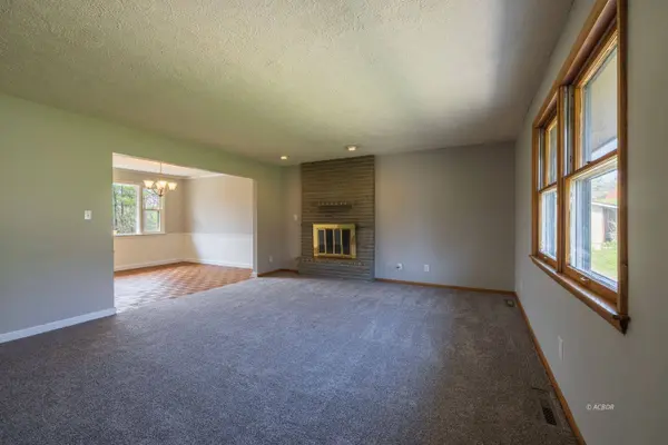 25 Angela Dr, Athens, OH 45701