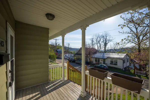 143 Grosvenor St, Athens, OH 45701