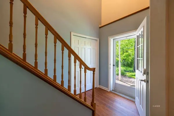 49 Canterbury Dr, Athens, OH 45701
