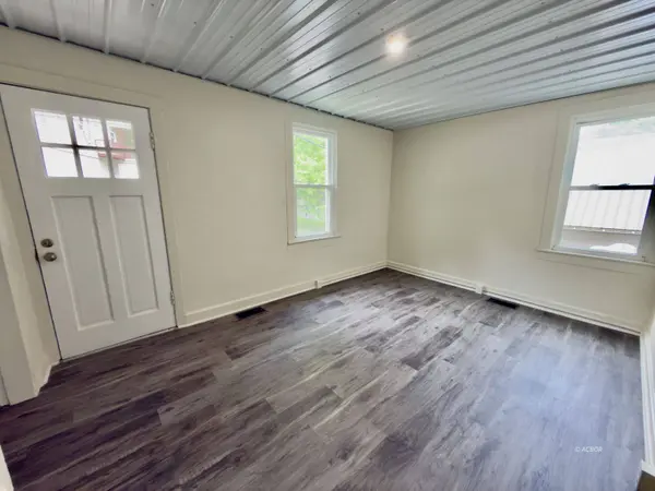 5 Smith St, Athens, OH 45701