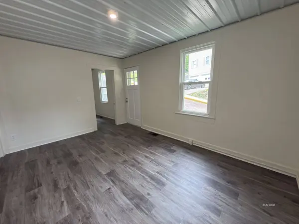 5 Smith St, Athens, OH 45701