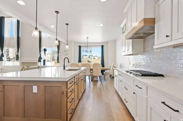 7094 W MOOREPARK PL, West Jordan, UT 84081