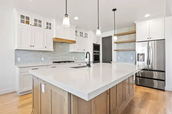 7094 W MOOREPARK PL, West Jordan, UT 84081